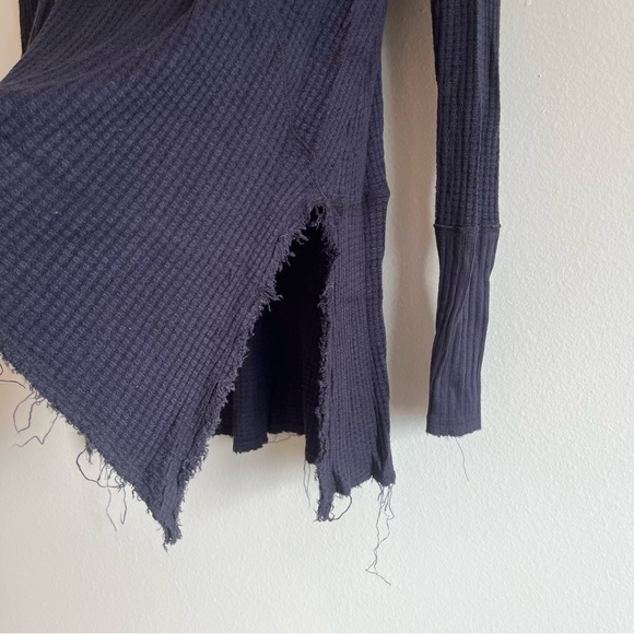 Free People Waffle Knit V-neck Distressed Sweater in Navy XS - Oversized - Picture 4 of 11